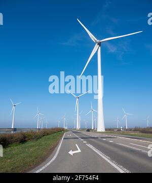 Windturbinen unter blauem Himmel auf philipsdam in der niederländischen Provinz Von Zeeland Stockfoto