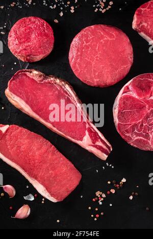 Verschiedene Rindersteaks, von oben mit Salz und Knoblauch geschossen Stockfoto
