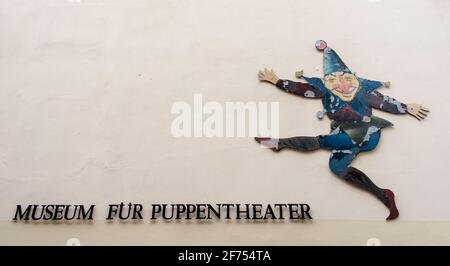 Unterschreiben Sie am Marionettentheater in Lübeck. Stockfoto