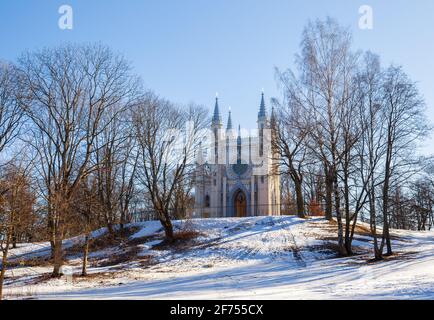 PETERHOF, SANKT PETERSBURG, RUSSLAND - MÄRZ 2021: Frühes Frühjahr im Alexandria Park, gotische Kapelle auf einem Hügel Stockfoto