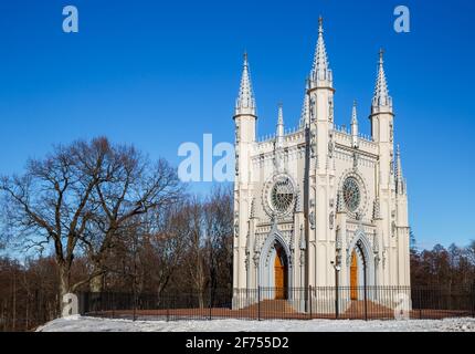 PETERHOF, SANKT PETERSBURG, RUSSLAND - MÄRZ 2021: Kirche des heiligen Alexander Newski im gotischen Stil (gotische Kapelle) im Park von Alexandria Stockfoto