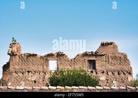 Blick auf ein altes, ruiniertes Haus mit 'ladiri' Tradition Schlammziegel in Sardinien verwendet Stockfoto