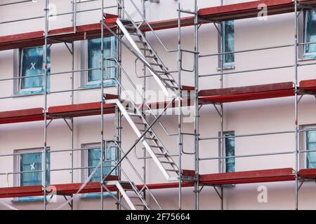 Ein Gerüst an einer Fassade Stockfoto