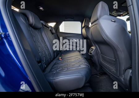 Reihe von Beifahrersitzen im Fond mit schwarzem Interieur und moderner Polsterung PKW Stockfoto