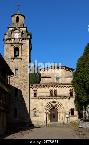 Kirche des Heiligen Michael in Puente Viesgo Cantabria Spanien in der Nachmittagssonne 17. Jahrhundert Kirchturm und später 20. Jahrhundert Hauptgebäude Frühling Stockfoto