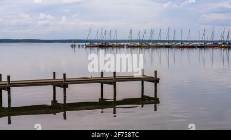 Eine Anlegestelle am Steinhuder Meer mit einigen Booten im Hintergrund, siehe in Steinhude, Niedersachsen, Deutschland Stockfoto