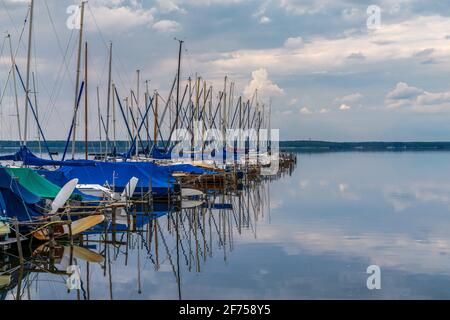 Blick auf das Steinhuder Meer mit Steg und die Marina in Steinhude, Niedersachsen, Deutschland Stockfoto