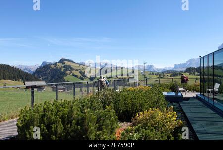 SEISER ALM, ITALIEN AM 12. SEPTEMBER 2018. Blick von der Bergstation in die Landschaft. Nicht identifizierte Person. Redaktionell Stockfoto