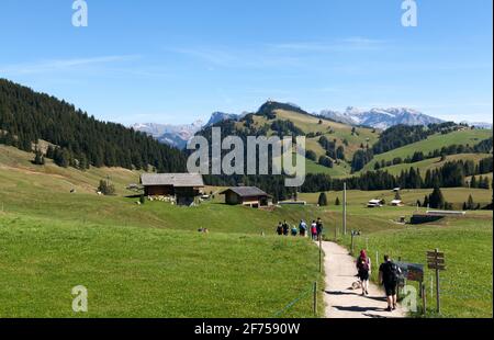 SEISER ALM, ITALIEN AM 12. SEPTEMBER 2018. Blick von der Bergstation in die Landschaft. Nicht identifizierte Person. Redaktionell Stockfoto