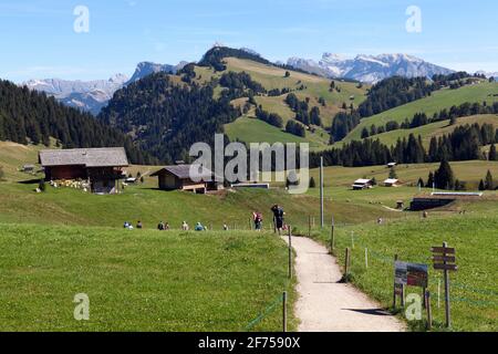 SEISER ALM, ITALIEN AM 12. SEPTEMBER 2018. Blick von der Bergstation in die Landschaft. Nicht identifizierte Person. Redaktionell Stockfoto