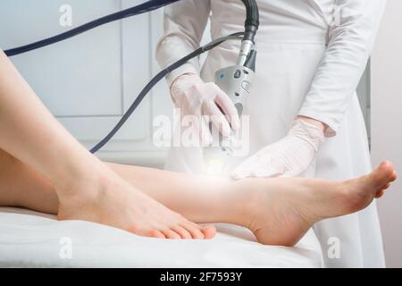 Das Verfahren zum Entfernen von Haaren am Körper einer Frau in einer Kosmetikklinik. Laser-Haarentfernung. Stockfoto