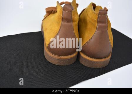 Legere, universelle normale Schuhe für einen täglichen Spaziergang. Braune Halbschuhe, Schuhe auf einer breiten beigefarbenen Kachelsohle. Schuhe aus echtem Leder, Natur. Stockfoto