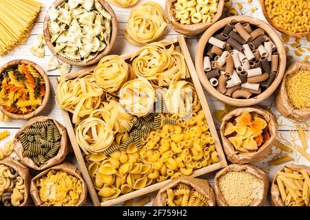 Auswahl an Pasta auf einem Holztisch Stockfoto