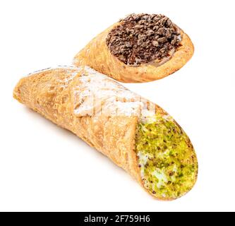 Cannoli Dessert isoliert auf weißem Hintergrund. Süße Pistazie Canolli Nahaufnahme. Italienisches Essen Stockfoto