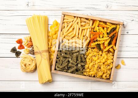 Auswahl an Pasta auf Holztisch Stockfoto