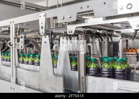 Kunststoffflaschen mit Saft in der Getränkefabrik Moderne automatisierte Förderlinie oder Band. Stockfoto