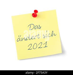 Gelbe Papiernotiz mit Textänderungen ab 2021 in deutsch - das ändert sich 2021 Stockfoto