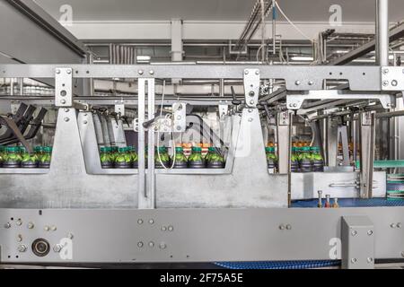 Kunststoffflaschen mit Saft in der Getränkefabrik Moderne automatisierte Förderlinie oder Band. Stockfoto