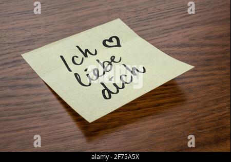 Haftnotiz mit dem Text I love you auf deutsch - Ich liebe dich Stockfoto