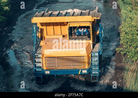 Großer gelber Bergbauwagen in der Tagebauindustrie. Stockfoto