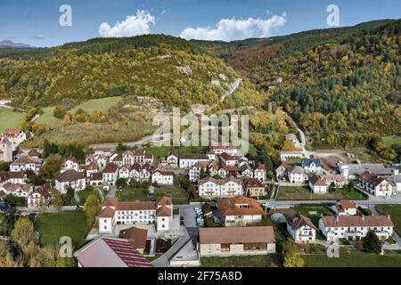 Luftaufnahme eines Dorfes und von Hügeln. Stockfoto