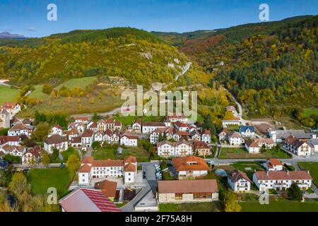 Luftaufnahme eines Dorfes und von Hügeln. Stockfoto