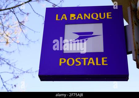 Bordeaux , Aquitaine Frankreich - 03 22 2021 : La Banque Postale blaues Zeichen Marke und Text la poste Logo Store Büro Französisch Bankpost Stockfoto