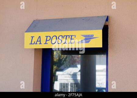 Bordeaux , Aquitaine Frankreich - 03 22 2021 : La Poste Logo Marke französisch Bank Büro Zeichen Text der Agentur Postgeschäft in Frankreich Stockfoto