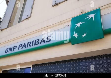 Bordeaux , Aquitaine Frankreich - 03 22 2021 : BNP Paribas Logo Marke und grüner Vogel Zeichen Text der französischen pariser Bankagentur Stockfoto