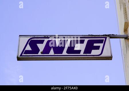 Bordeaux , Aquitaine Frankreich - 03 22 2021 : SNCF-Logo und Markentext alt an der Bahnhofsmauer Nationale Gesellschaft der französischen Eisenbahngesellschaft in Fra Stockfoto