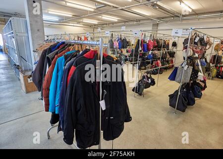 Hamburg, Deutschland. März 2021. Jacken und Taschen hängen in einer Halle des zentralen Fundbüros in Hamburg. (An dpa: 'Verlorene und gefundene Büroumzüge im Juni: 'Alles muss gehen' Auktion') Quelle: Georg Wendt/dpa/Alamy Live News Stockfoto