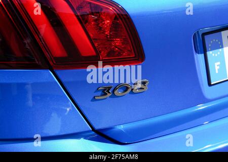 Bordeaux , Aquitaine Frankreich - 03 22 2021 : Peugeot Logo 308 Zeichen neue moderne auf der Rückseite Auto des französischen Herstellers Stockfoto