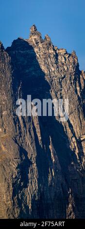 Frühmorgendliches Sonnenlicht auf einem Teil des oberen Abschnitts der 3000 Meter hohen vertikalen Trollwand im Romsdalen Tal, Møre Og Romsdal, Norwegen. Stockfoto