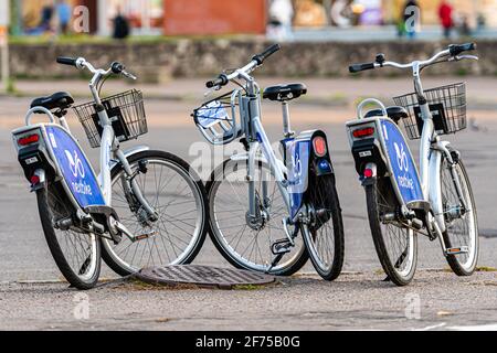 Riga, Lettland - 30. September 2020: Viele blaue geteilte Fahrräder Nextbike auf Riga Straße Parkplatz, Fahrradverleih Service-Stelle auf der Stadtstraße Stockfoto