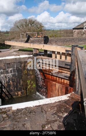 In ganz Großbritannien – die Arbeiten zum Austausch des Schleusentors wurden am „Top Lock“ Wheelton, Chorley, Lancashire abgeschlossen Stockfoto