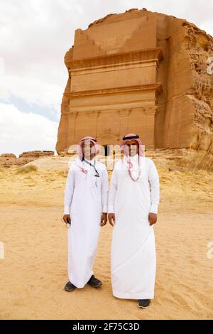 Alula, Saudi-Arabien, 19 2020. Februar: Zwei junge Saudi-arabische Reiseleiter posieren vor dem Grab des Lihyan-Sohnes von Kuza, bekannt als Qasr AlFaride, der Stockfoto