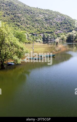 Der Fluss fließt über die Ufer der Stadt Rijeka Crnojevica. Es liegt in der Nähe der Küste des Skadar Sees. Die Balkanhalbinsel, Montenegro, Europa Stockfoto