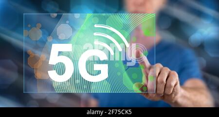 Mann berührt ein 5g-Konzept auf einem Touchscreen mit dem Finger Stockfoto