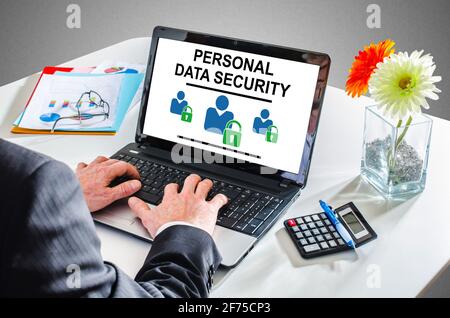 Mann, der auf einem Laptop tippt, zeigt die Sicherheit persönlicher Daten an Konzept Stockfoto
