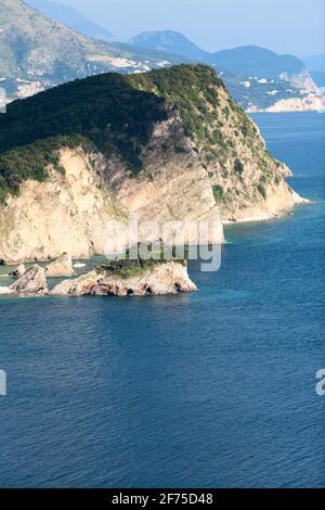 Die Sveti Nikola ist die größte Insel Montenegros und erstreckt sich über fast 2 km. Die Stadt Budva, Montenegro, Europa Stockfoto