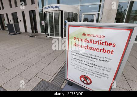 Jena, Deutschland. April 2021. Am Haupteingang des Universitätsklinikums, wo auch Covid-19-Patienten behandelt werden, ist ein Schild angebracht, das das Besuchsverbot anzeigt. Seit einiger Zeit weist Thüringen bundesweit die höchsten Neuinfektionsraten pro 100,000 Einwohner innerhalb einer Woche (Siebentagesinzidenz) auf. Quelle: Bodo Schackow/dpa-Zentralbild/dpa/Alamy Live News Stockfoto