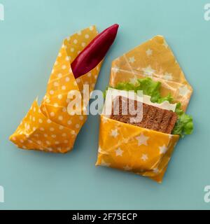 Wiederverwendbare Bienenwachs-Verpackungsmaschinen in verschiedenen Größen. Bezüge aus Bio-Gewebe zur Lagerung von Lebensmitteln. Zero Waste Konzept. Mittagessen zum Mitnehmen. Stockfoto