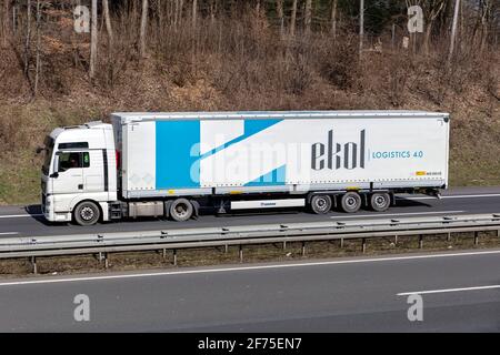 MAN TGX LKW mit ekol Planenanhänger auf der Autobahn. Stockfoto