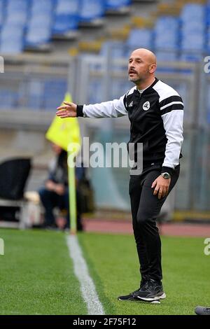 Rom, Italien. April 2021. Vincenzo Italiano Trainer von Spezia Calcio reagiert während der Serie A Italienische Meisterschaft Liga Spiel 2020-21 zwischen S.S. Lazio und Spezia Calcio im Stadio Olimpico.Final Score; SS Lazio 2:1 Spezia Calcio. Kredit: SOPA Images Limited/Alamy Live Nachrichten Stockfoto