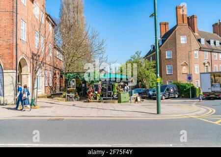 LONDON, Großbritannien - 30. MÄRZ 2021: Temple Fortune im Londoner Stadtteil Barnett nördlich von Golders Green ist ein Einkaufsviertel, das von den Bewohnern von genutzt wird Stockfoto