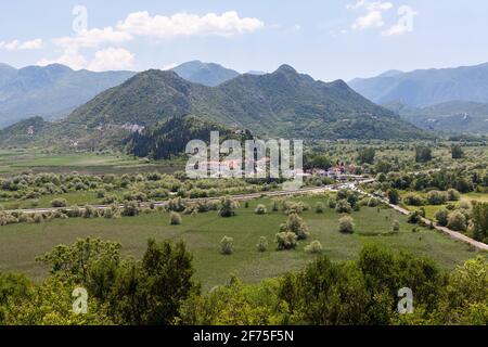 Virpazar, Montenegro-circa Jun, 2016: Kleines Fischerdorf an der Straße von Podgorica zur Küste. Es liegt am Fluss Crmnica, in der Nähe der Ska Stockfoto