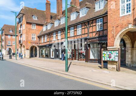 LONDON, Großbritannien - 30. MÄRZ 2021: Temple Fortune im Londoner Stadtteil Barnett nördlich von Golders Green ist ein Einkaufsviertel, das von den Bewohnern von genutzt wird Stockfoto