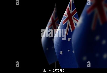 Kleine Nationalflaggen der Australien auf schwarzem Hintergrund Stockfoto