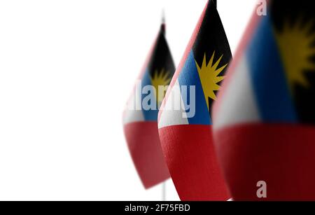 Kleine Nationalflaggen der Antigua und Barbuda auf einem Weißer Hintergrund Stockfoto