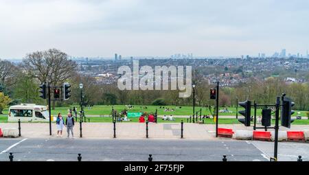 LONDON, Großbritannien - 31 2021. MÄRZ: Blick auf die Skyline von London vom Alexandra Palace, auch bekannt als Ally Pally, einem denkmalgeschützten Veranstaltungsort zwischen Wood Green Stockfoto